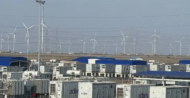 Adani Green Energy'nin Khavda'daki batarya enerji depolama sistemi