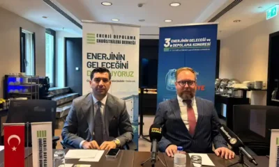 EDEDER yöneticileri Doğa Can Bayram ve Ramazan Kaya basın toplantısında, arkada dernek ve kongre afişleri