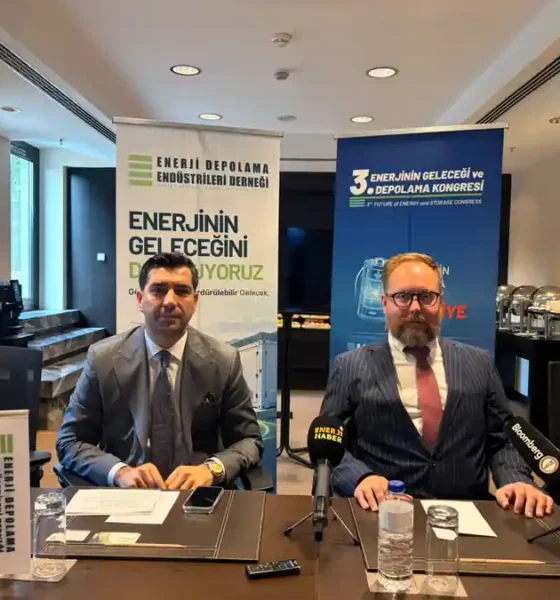 EDEDER yöneticileri Doğa Can Bayram ve Ramazan Kaya basın toplantısında, arkada dernek ve kongre afişleri