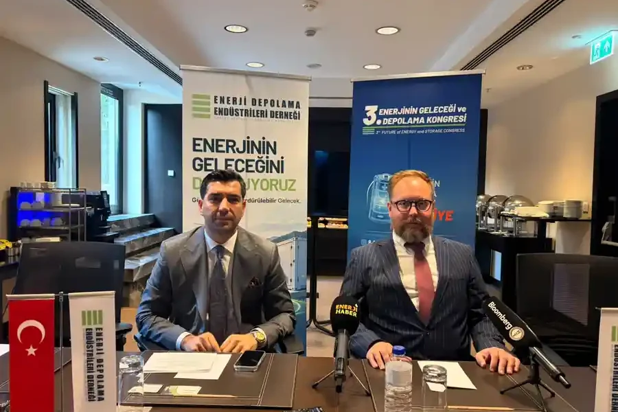EDEDER yöneticileri Doğa Can Bayram ve Ramazan Kaya basın toplantısında, arkada dernek ve kongre afişleri