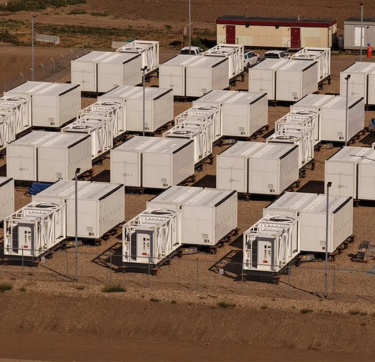 Northland Power'ın Alberta'daki Jurassic batarya enerji depolama tesisinde batarya konteynerleri