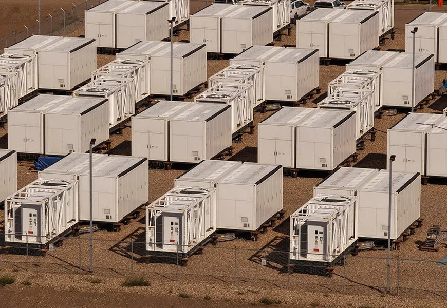 Northland Power'ın Alberta'daki Jurassic batarya enerji depolama tesisinde batarya konteynerleri